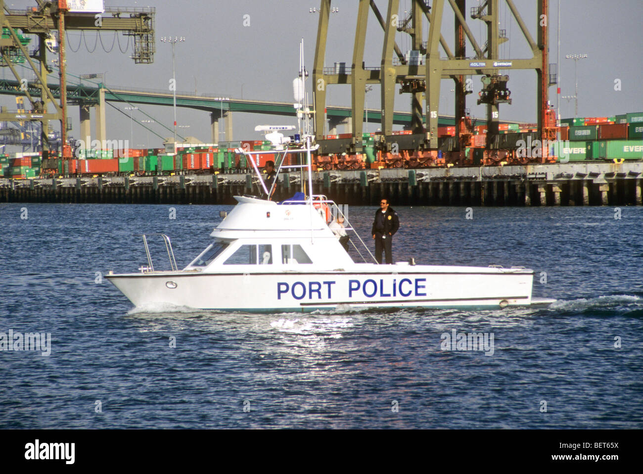 Patrol guardare osservare sicuro rispondere di sicurezza Guard controllo previene oceano mare porta di carico della gru di scarico contenitore nave dock wharf Foto Stock