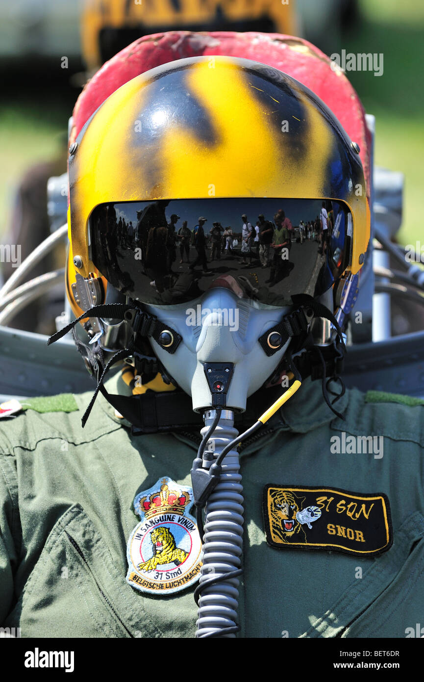 Chiusura del jet fighter pilot indossando il casco a in airshow koksijde, Belgio Foto Stock