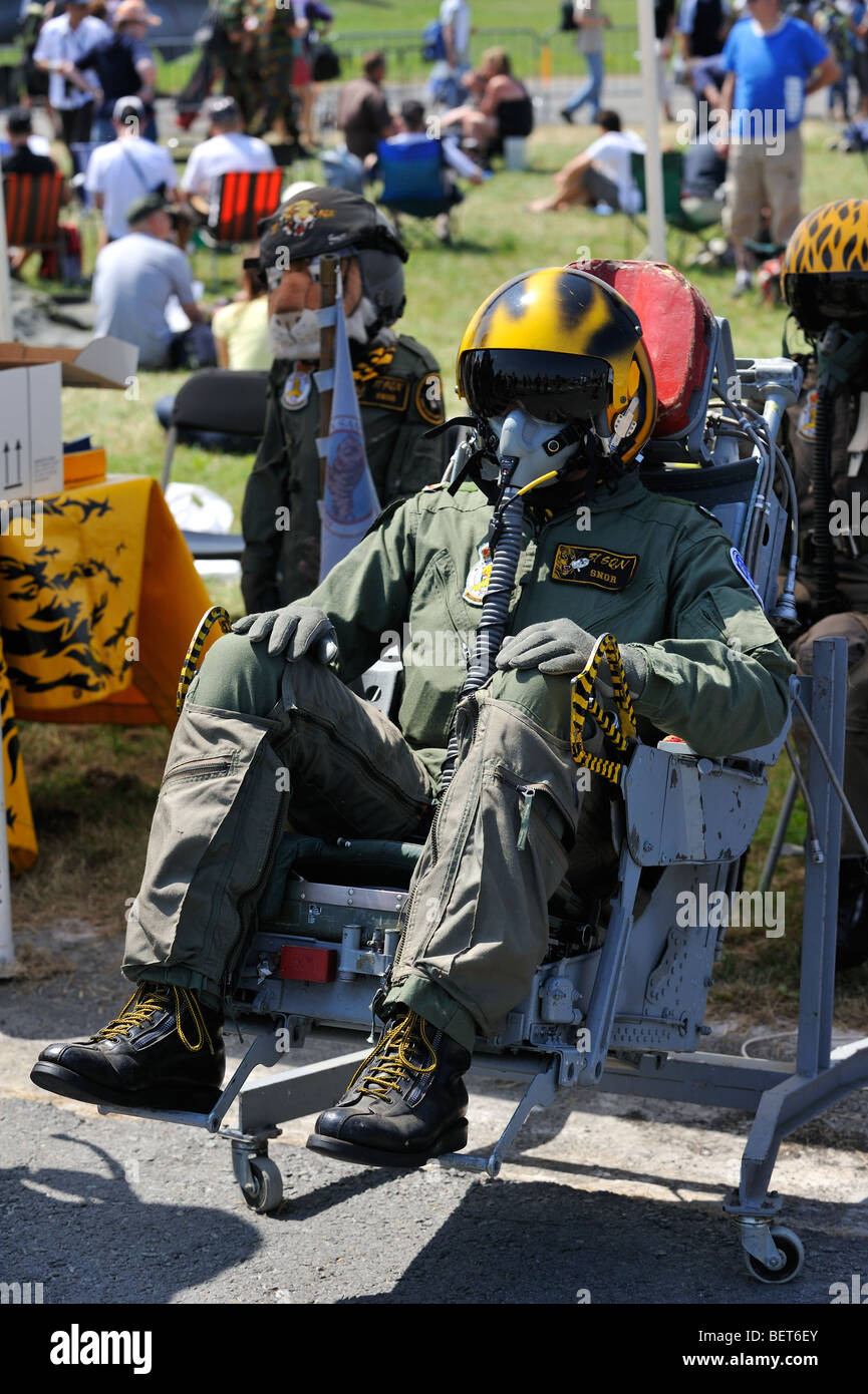 Jet Fighter pilot indossando il casco seduto nel sedile di espulsione a in airshow koksijde, Belgio Foto Stock