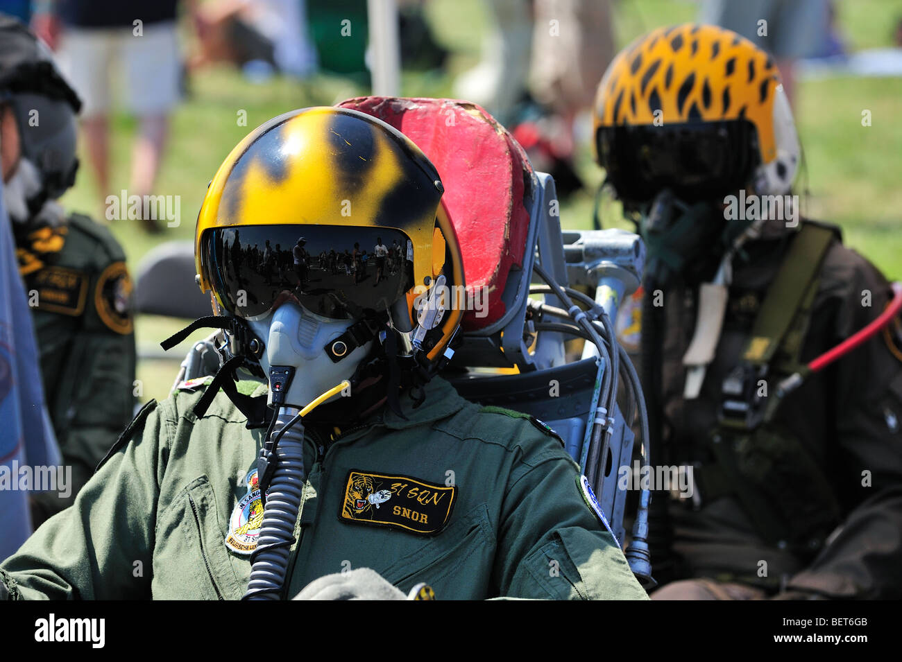 Chiusura del jet fighter pilot indossando il casco a in airshow koksijde, Belgio Foto Stock