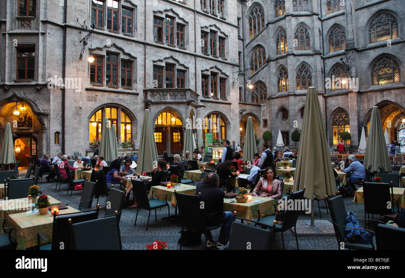 In Germania, in Baviera, Monaco di Baviera, Nuovo Municipio cortile, ristorante, persone, tempo libero Foto Stock