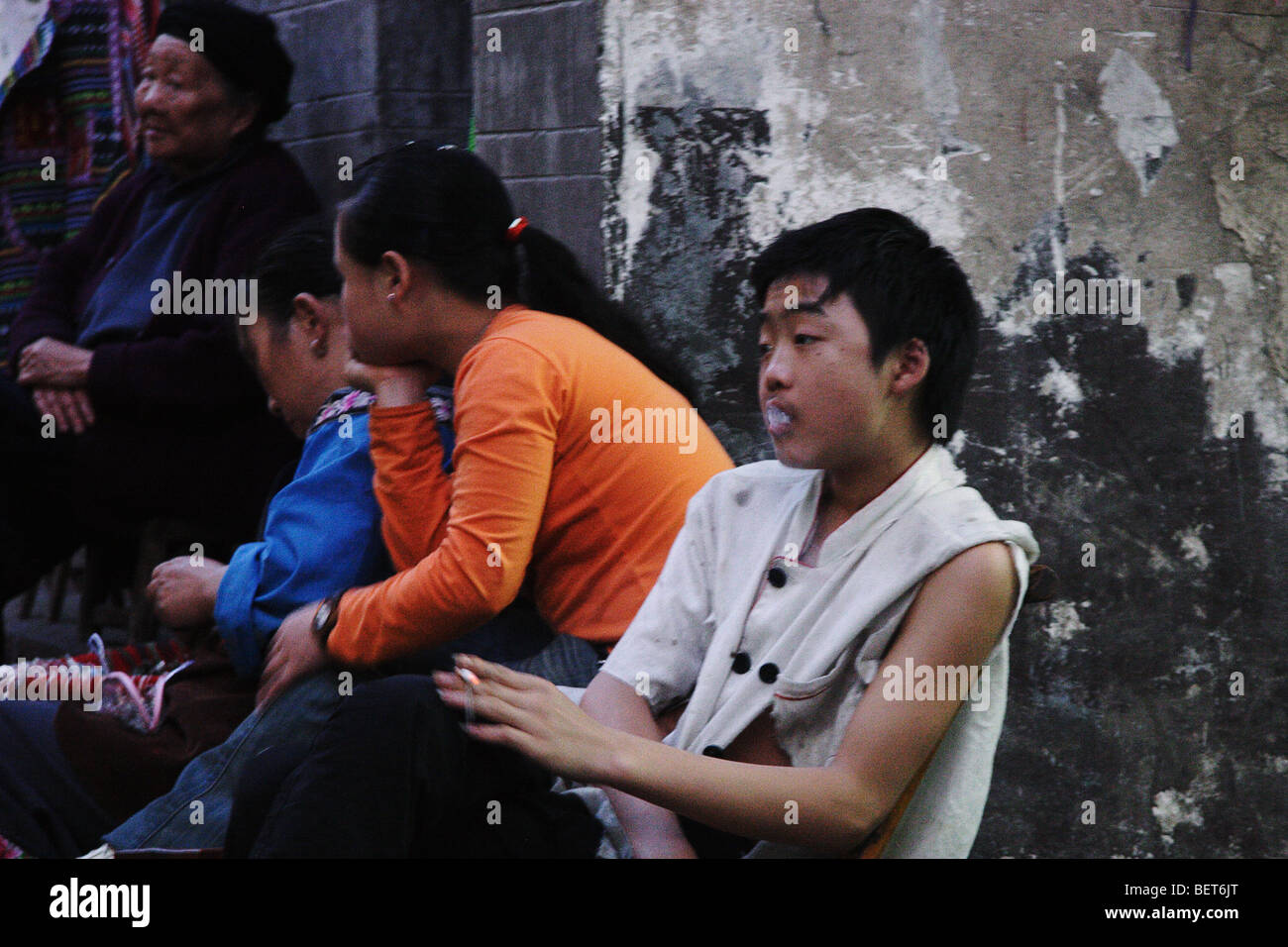 Famiglia cinese e la vita del villaggio in Feng Huang, Cina Foto Stock