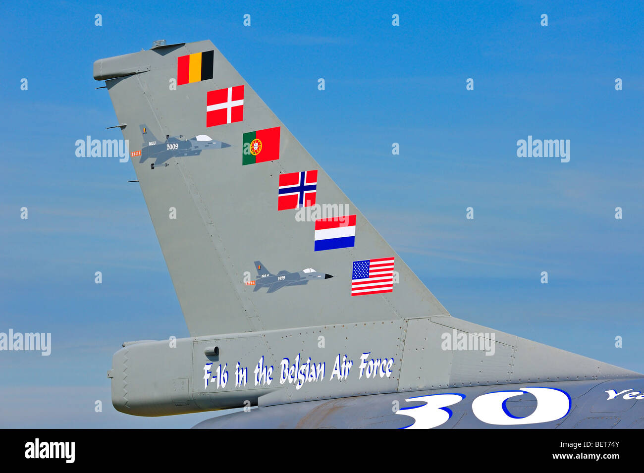 Coda di F-16 jet da combattimento aereo all'airshow a KOKSIJDE, Belgio Foto Stock