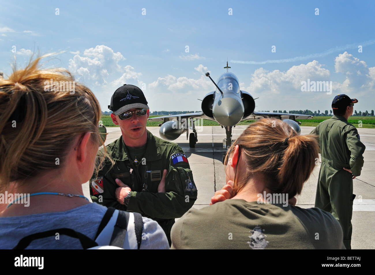 Pilot parlando ai turisti nella parte anteriore del jet da combattimento aereo a in airshow koksijde, Belgio Foto Stock