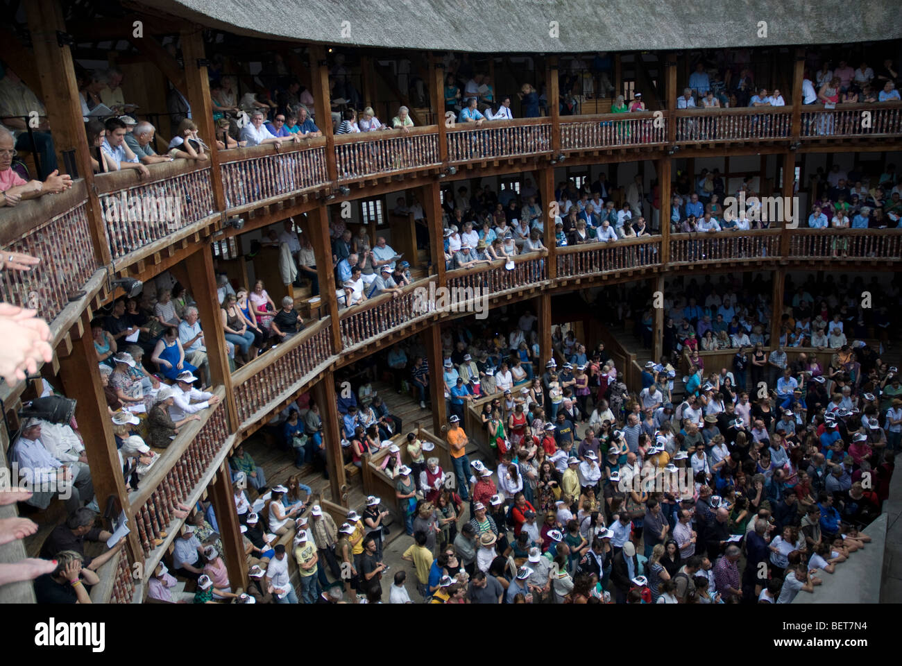 Pubblico la visione di una produzione al Globe Theatre, Southbank Londra Inghilterra REGNO UNITO Foto Stock