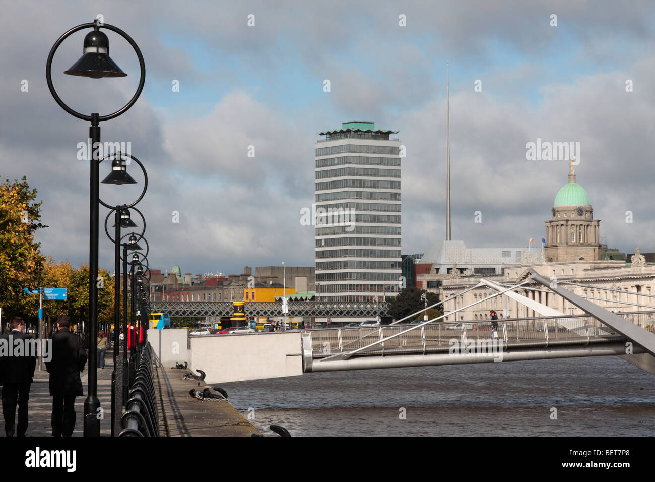 Dublin city skyline con Liberty Hall, la Guglia del millennio e il Customs House visto da vicino il Sean O'Casey passerella Foto Stock