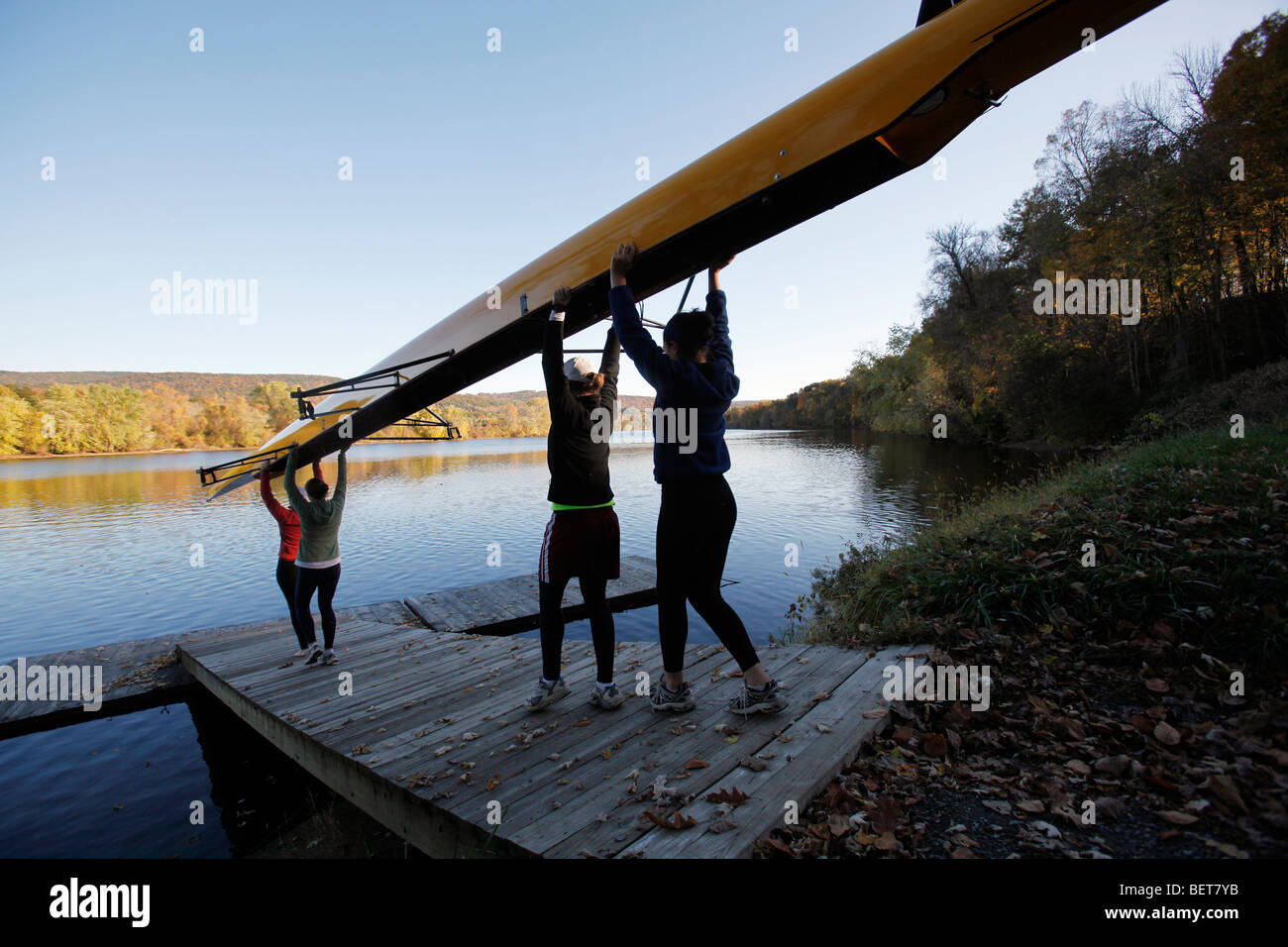 Privata americana di alta scuola le ragazze del team di canottaggio sul fiume Connecticut, Gill, Massachusetts Foto Stock