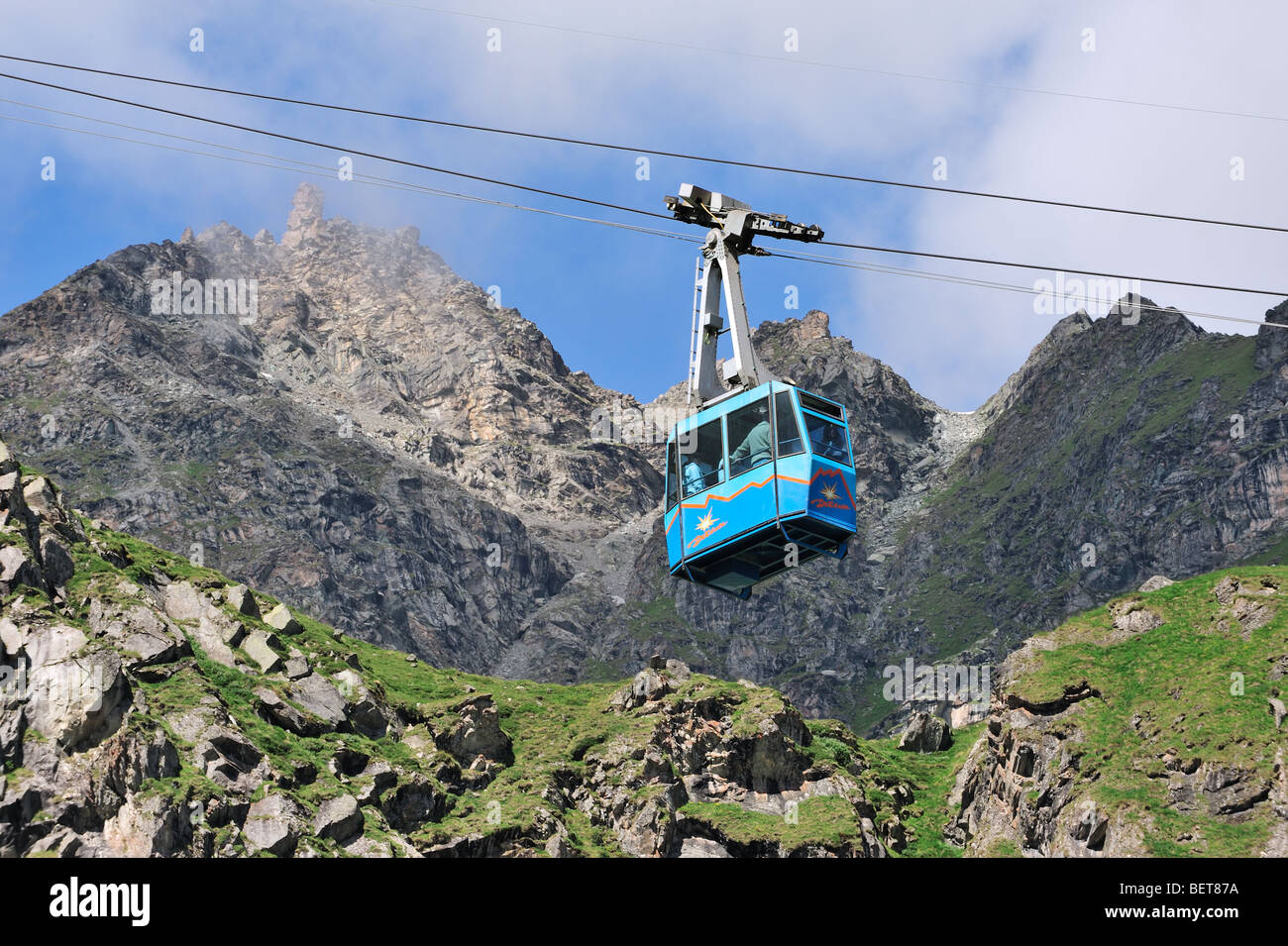 I turisti in funivia teleferica / / cavo di sollevamento in un giorno nuvoloso in montagna, alpi svizzere, Svizzera Foto Stock