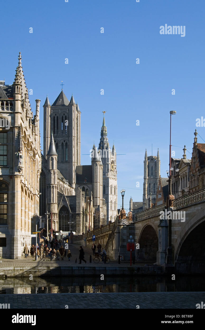 Vista sulle torri della chiesa Saint-Nicholas, Belfry, e la Cattedrale di San Bavone, Ghent, Belgio, Europa Foto Stock
