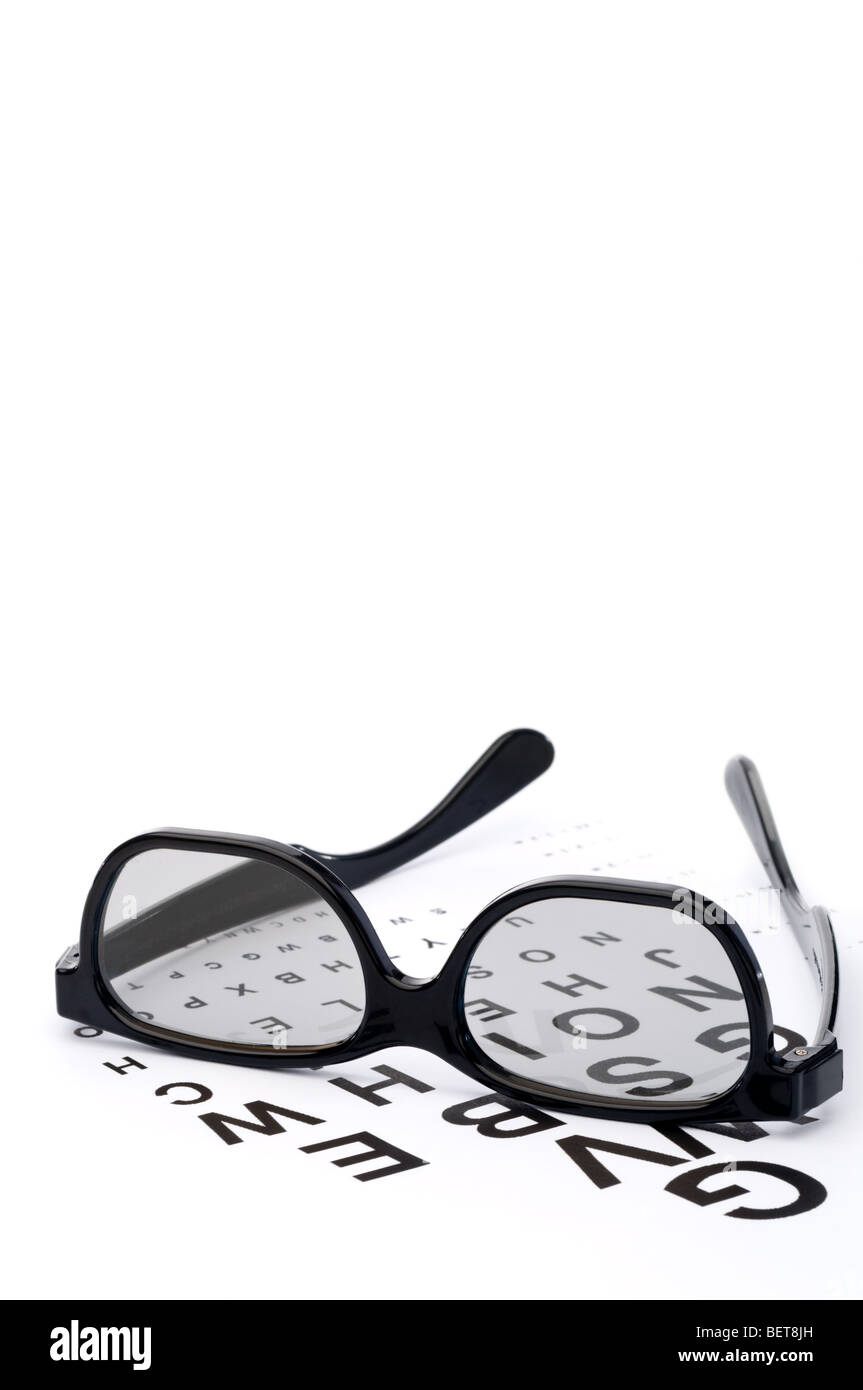 L'immagine verticale di occhiali su un esame della vista tabella Foto Stock