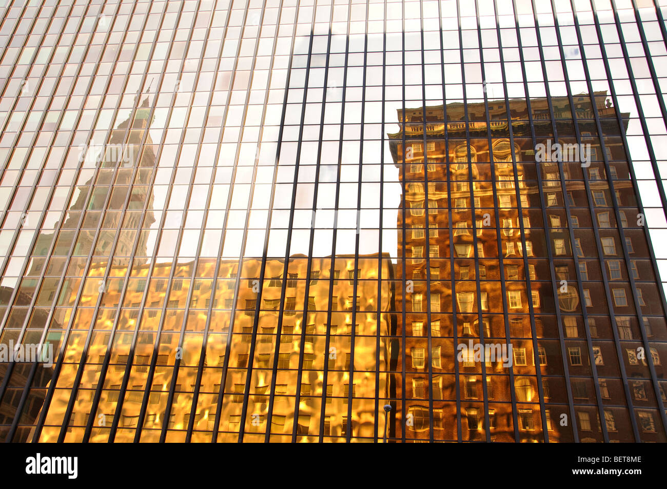 Riflessione grattacielo in vetro Foto Stock