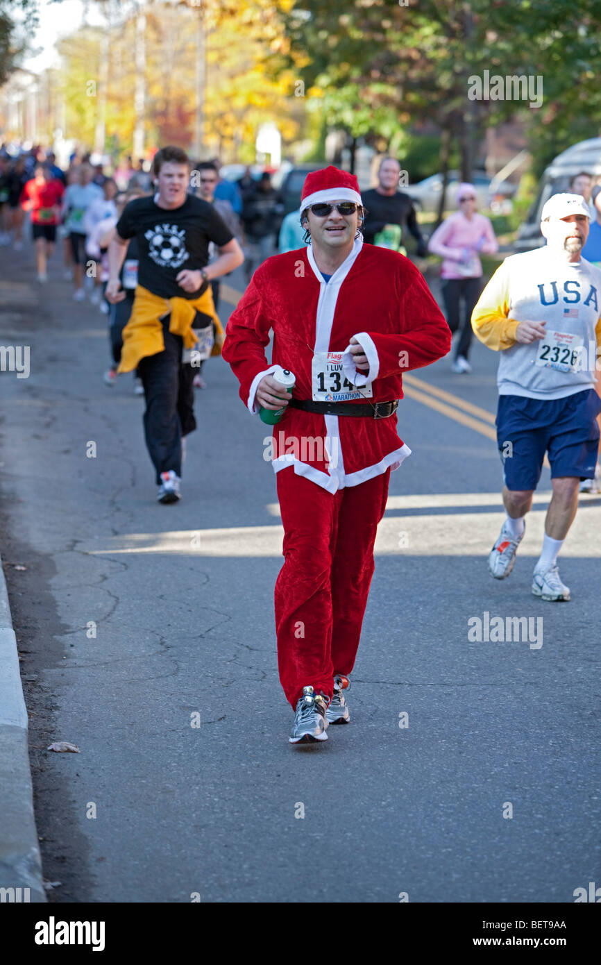Detroit, Michigan - un uomo vestito da Babbo Natale viene eseguito in Detroit Maratona Internazionale. Foto Stock