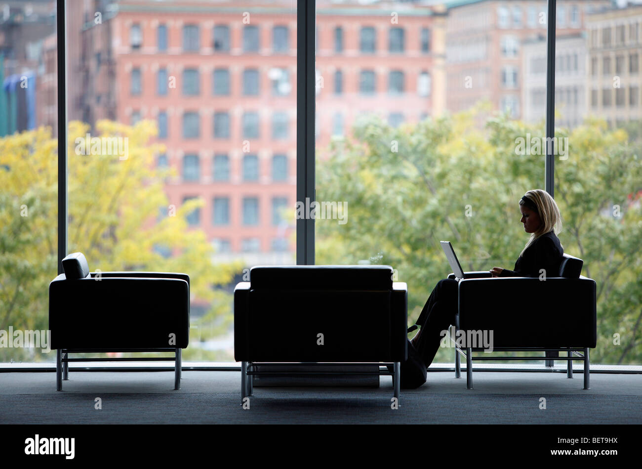 Una donna che utilizza un computer portatile, Boston Convention Center Foto Stock