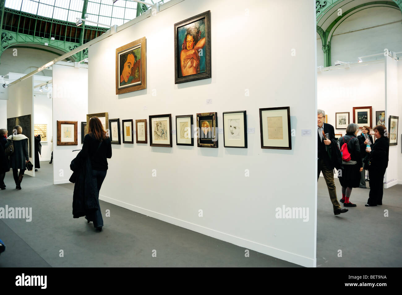 Parigi, Francia, persone che visitano l'International Contemporary Arts Show, FIAC, nel Grand Palais, le pareti interne della galleria, la mostra internazionale di parigi Foto Stock