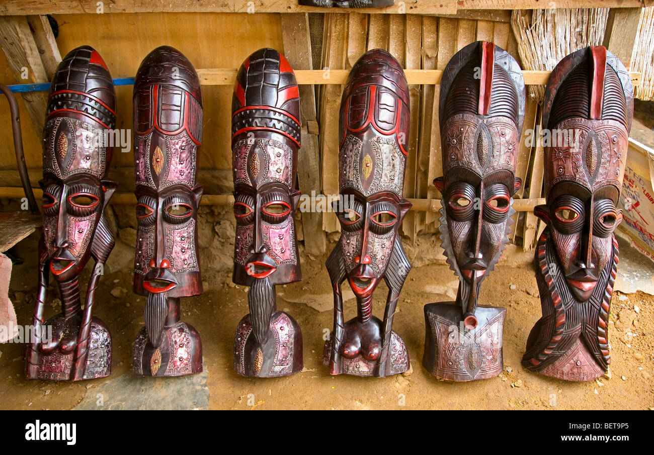 Sculture artistiche in un mercato all'aperto ad Accra in Ghana Foto Stock