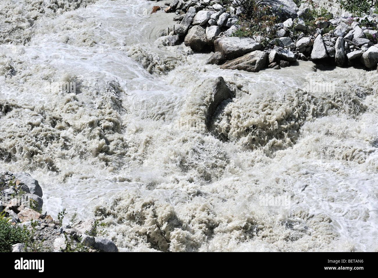 Ruscello di montagna nelle Alpi con acqua di disgelo da un ghiacciaio, chiamato il latte del ghiacciaio Foto Stock