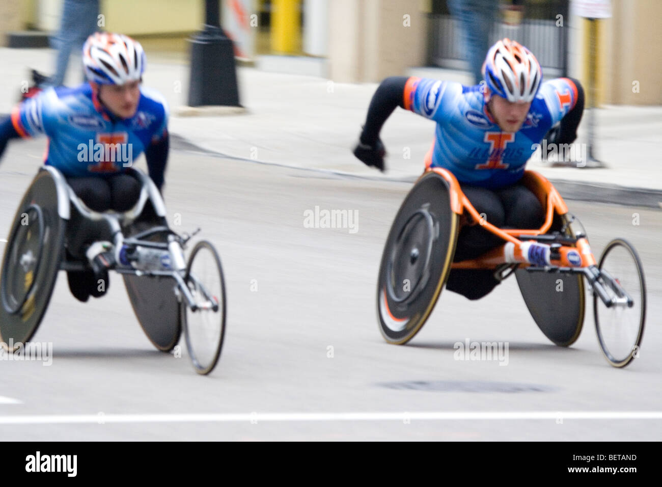 Sedia a rotelle racers competere nella Maratona di Chicago Foto Stock