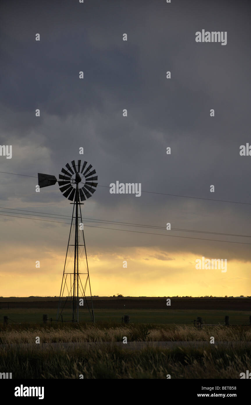 Il mulino a vento e tempesta di avvicinamento in Texas Foto Stock