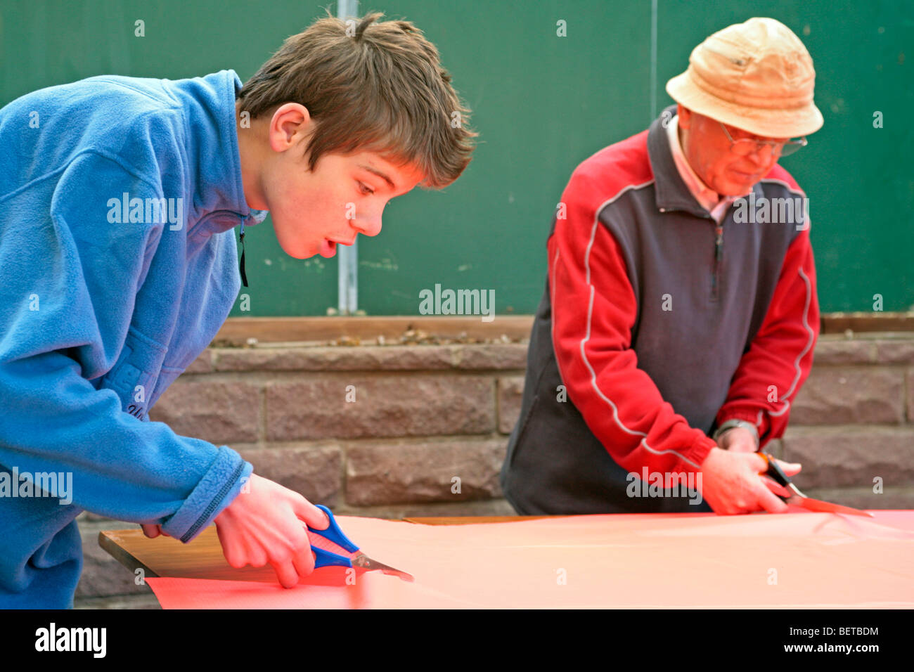 Nonno e nipote costruire un aquilone insieme Foto Stock