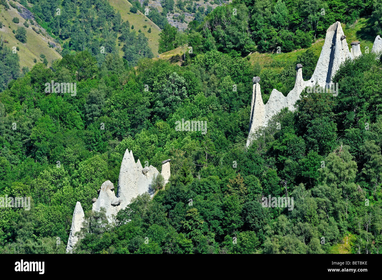 Le Piramidi di Euseigne nel cantone del Vallese, Svizzera. Rocce di pietra più duro impilati Foto Stock