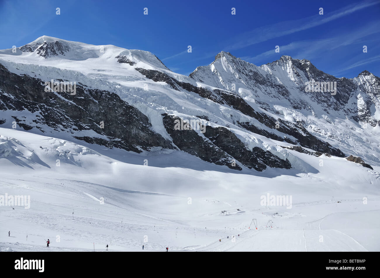 Sciare sul ghiacciaio di Saas Fee nelle alpi svizzere Foto Stock