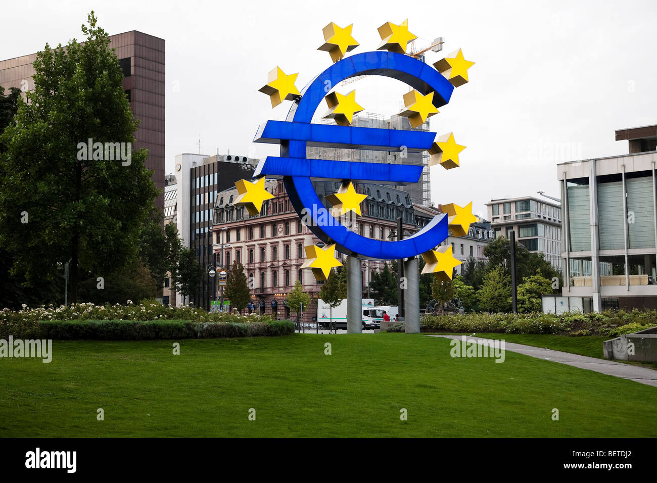 La valuta Euro segno nei giardini della parte orientale della Banca centrale di Francoforte in Germania. Foto Stock