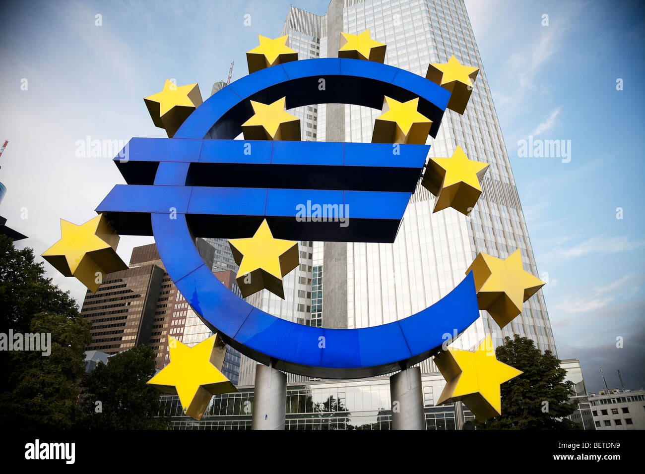 La valuta Euro segno nella parte anteriore della parte orientale della Banca centrale di Francoforte Germania Foto Stock