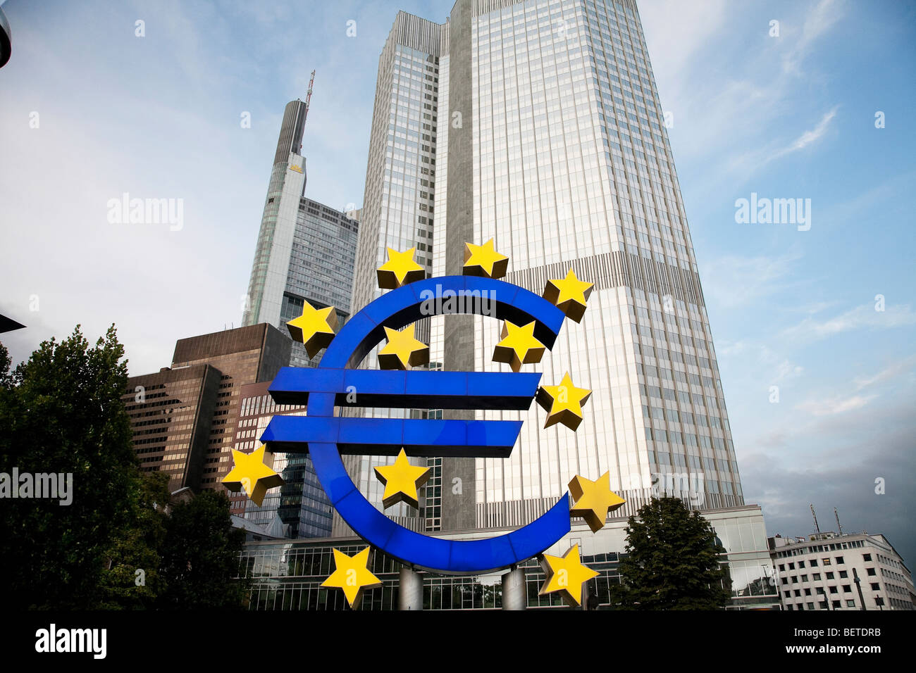 La valuta Euro segno nella parte anteriore della parte orientale della Banca centrale di Francoforte Germania Foto Stock