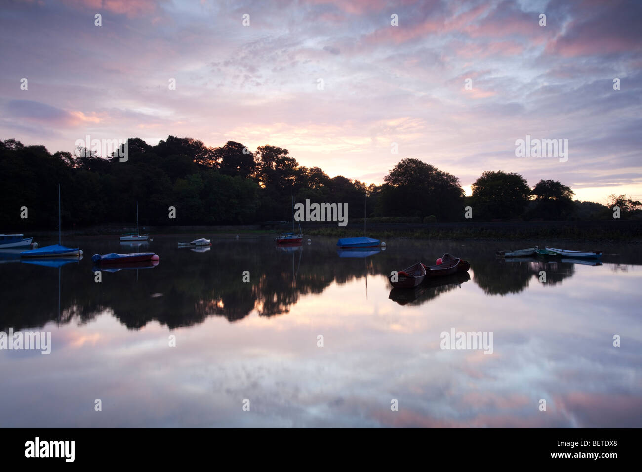 La mattina presto tramonto sul Lago di Rudyard in Staffordshire mostra blu e malva di ricchi colori nel cielo. Foto Stock