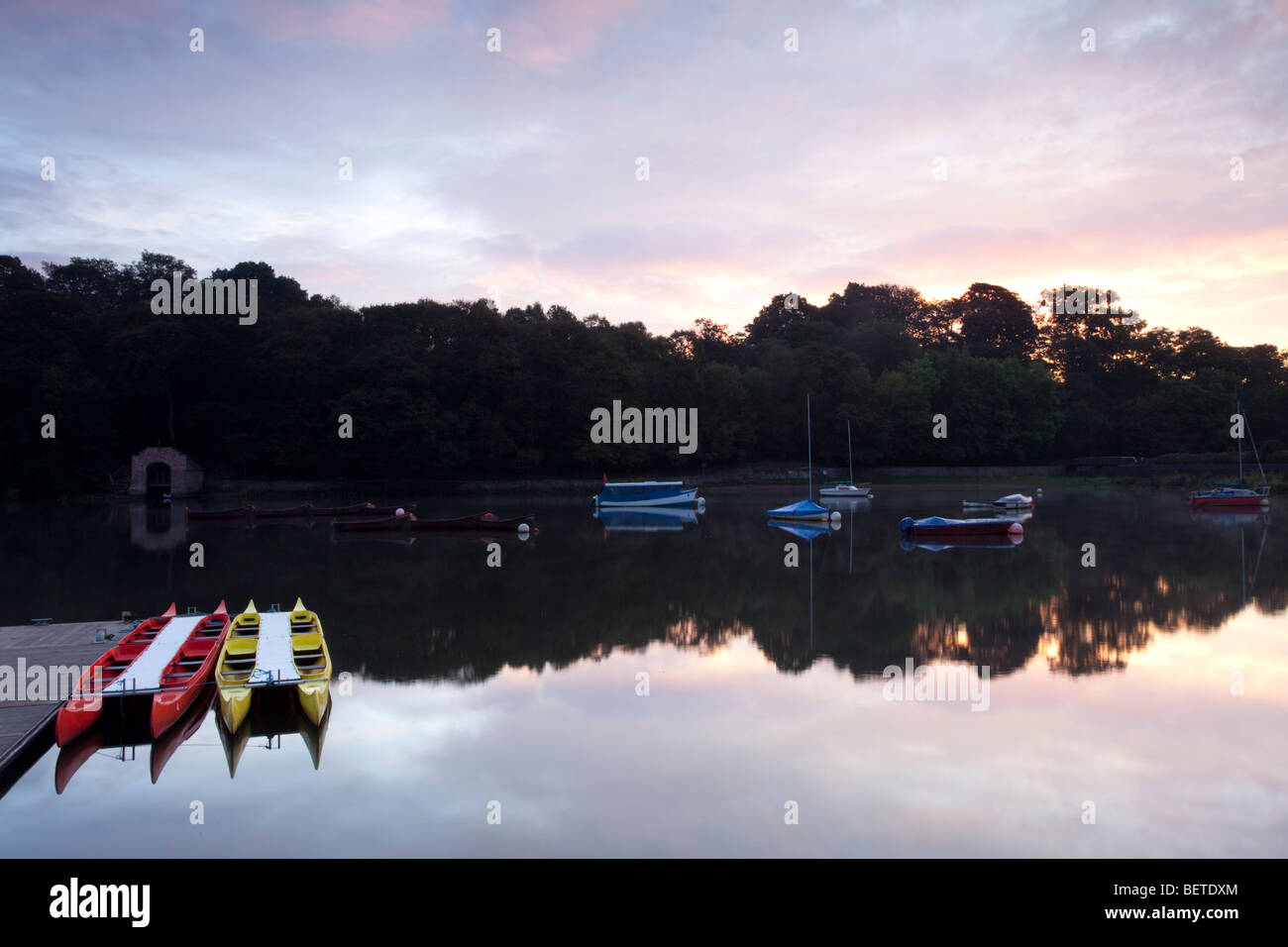 La mattina presto tramonto sul Lago di Rudyard in Staffordshire mostra blu e malva di ricchi colori nel cielo. Foto Stock