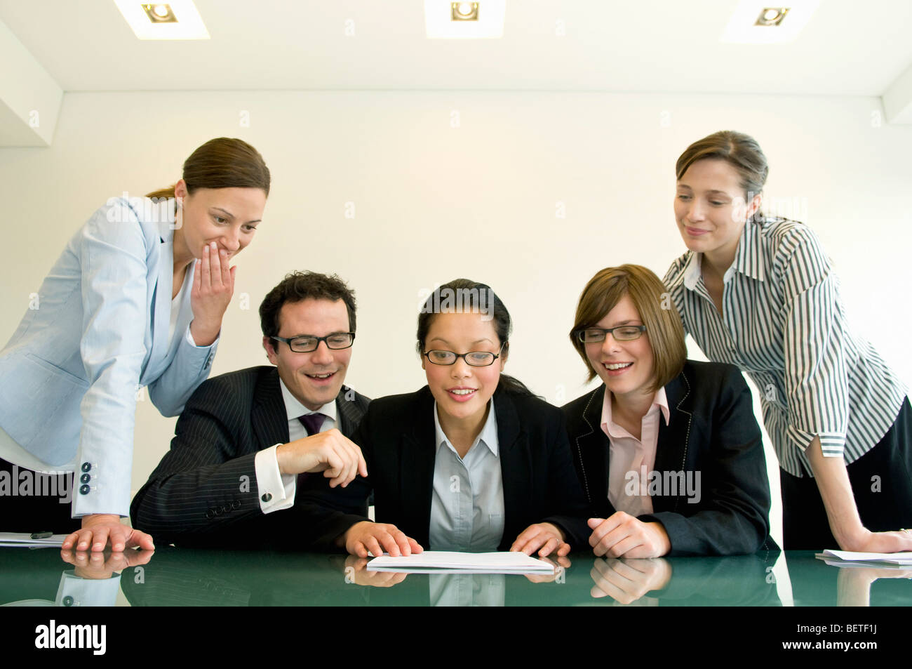 Gruppo aziendale la lettura di alcuni dati Foto Stock