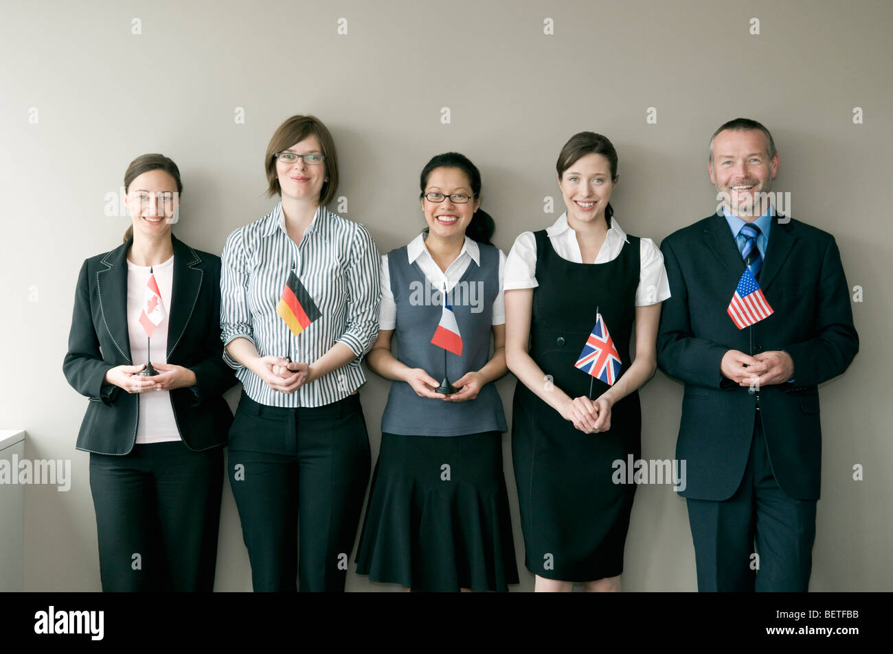 Un business group holding bandiere Foto Stock