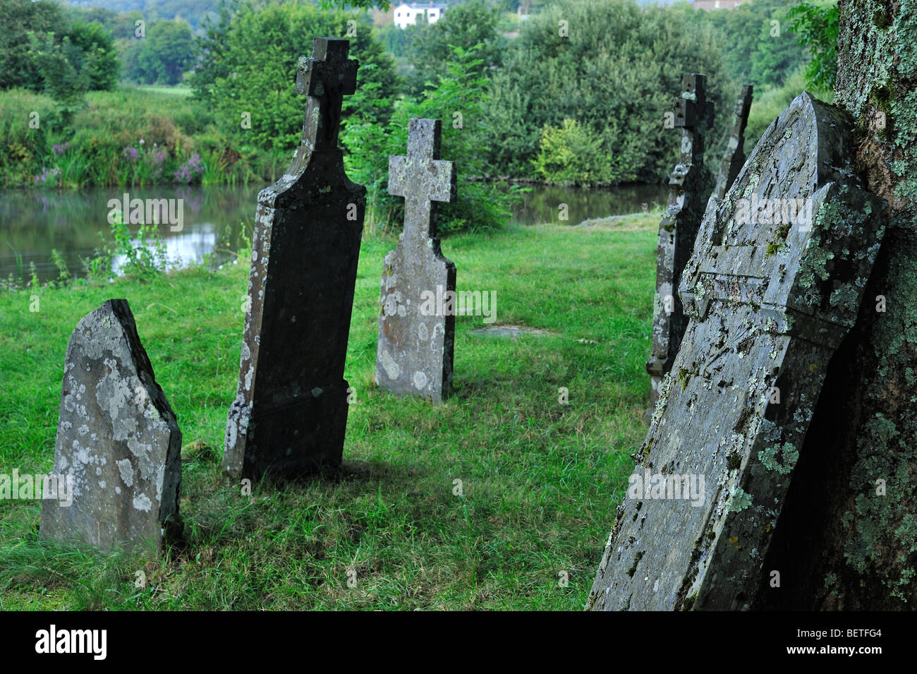 Lapidi sulle tombe del vecchio cimitero lungo il fiume Semois a Mortehan, Lussemburgo, la Vallonia, Ardenne belghe, Belgio Foto Stock