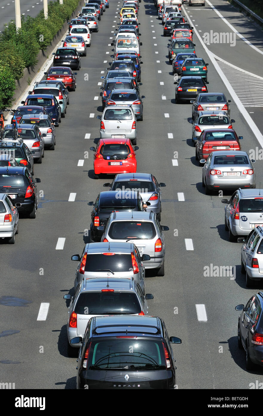 Vetture queueing in corsie autostradali durante il traffico su autostrada, durante le vacanze estive, Belgio Foto Stock