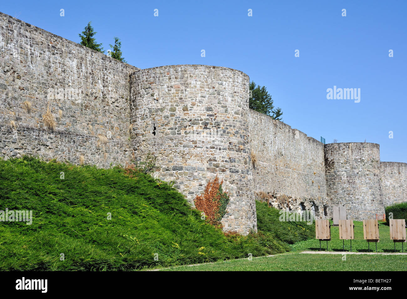 Vecchia città medievale rampart / città muro a Binche, Hainaut, la Vallonia, Belgio Foto Stock