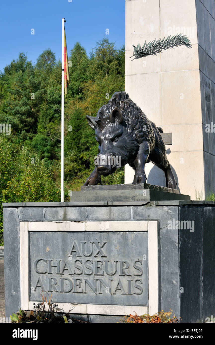 Cinghiale di seconda guerra mondiale due Chasseurs ardennais regimental Memorial a Martelange, Ardenne belghe, Lussemburgo e Belgio Foto Stock