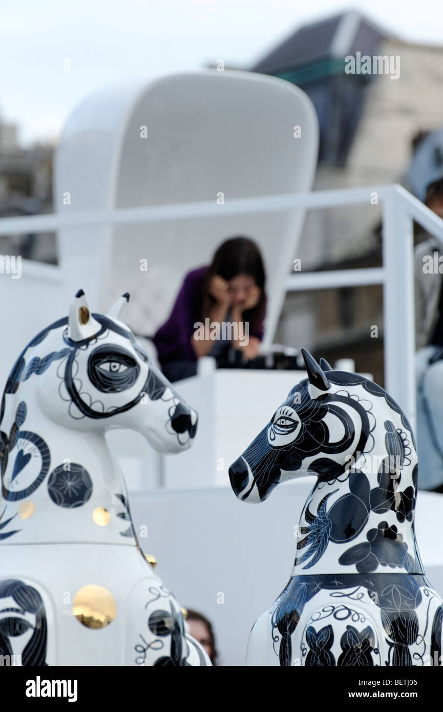 Scacchi Giganti - Giant Chess set progettato da Jaime Hayon. 2009 London Design Festival. Trafalgar Square. La Gran Bretagna. Regno Unito Foto Stock