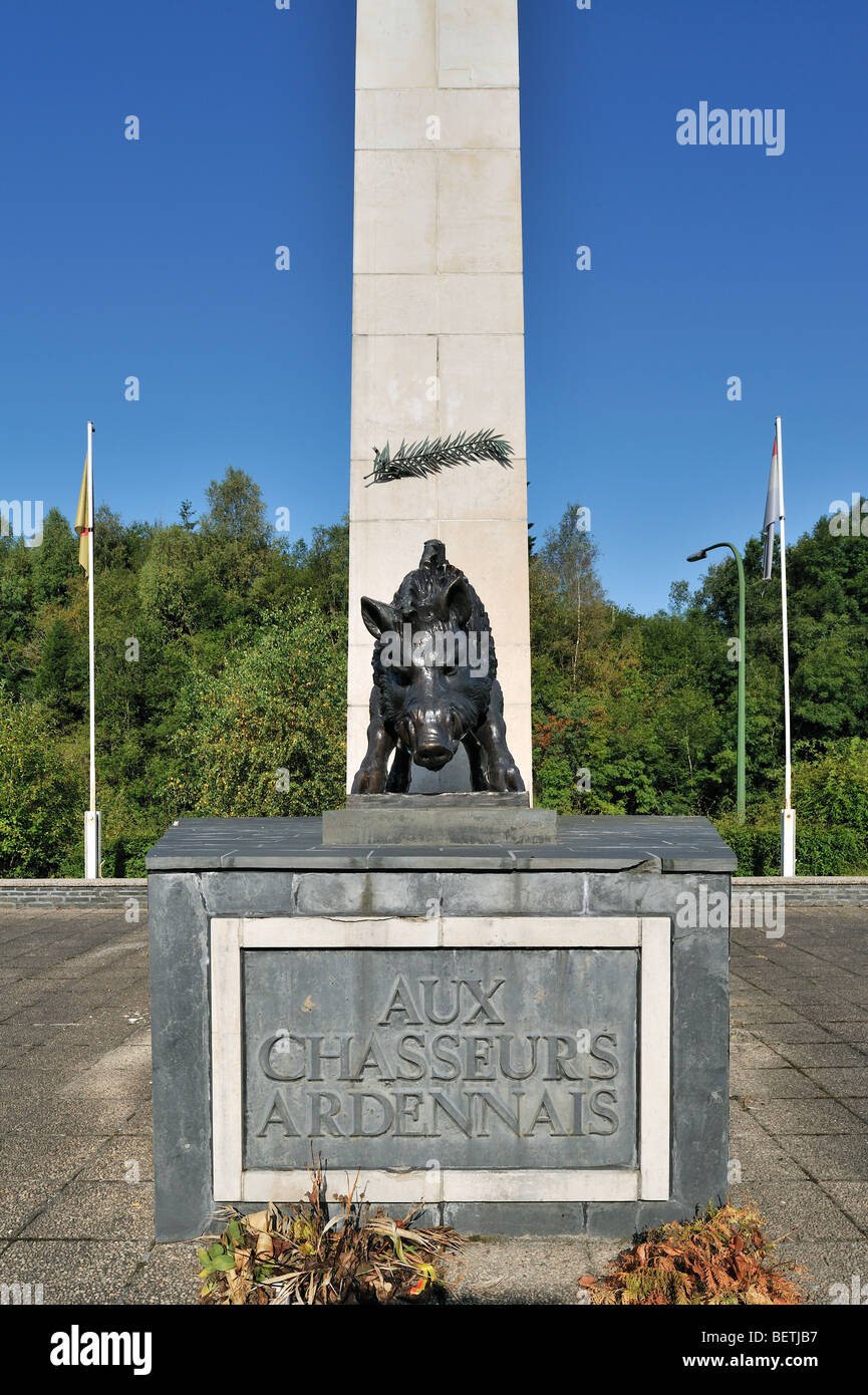 Cinghiale di seconda guerra mondiale due Chasseurs ardennais regimental Memorial a Martelange, Ardenne belghe, Lussemburgo e Belgio Foto Stock