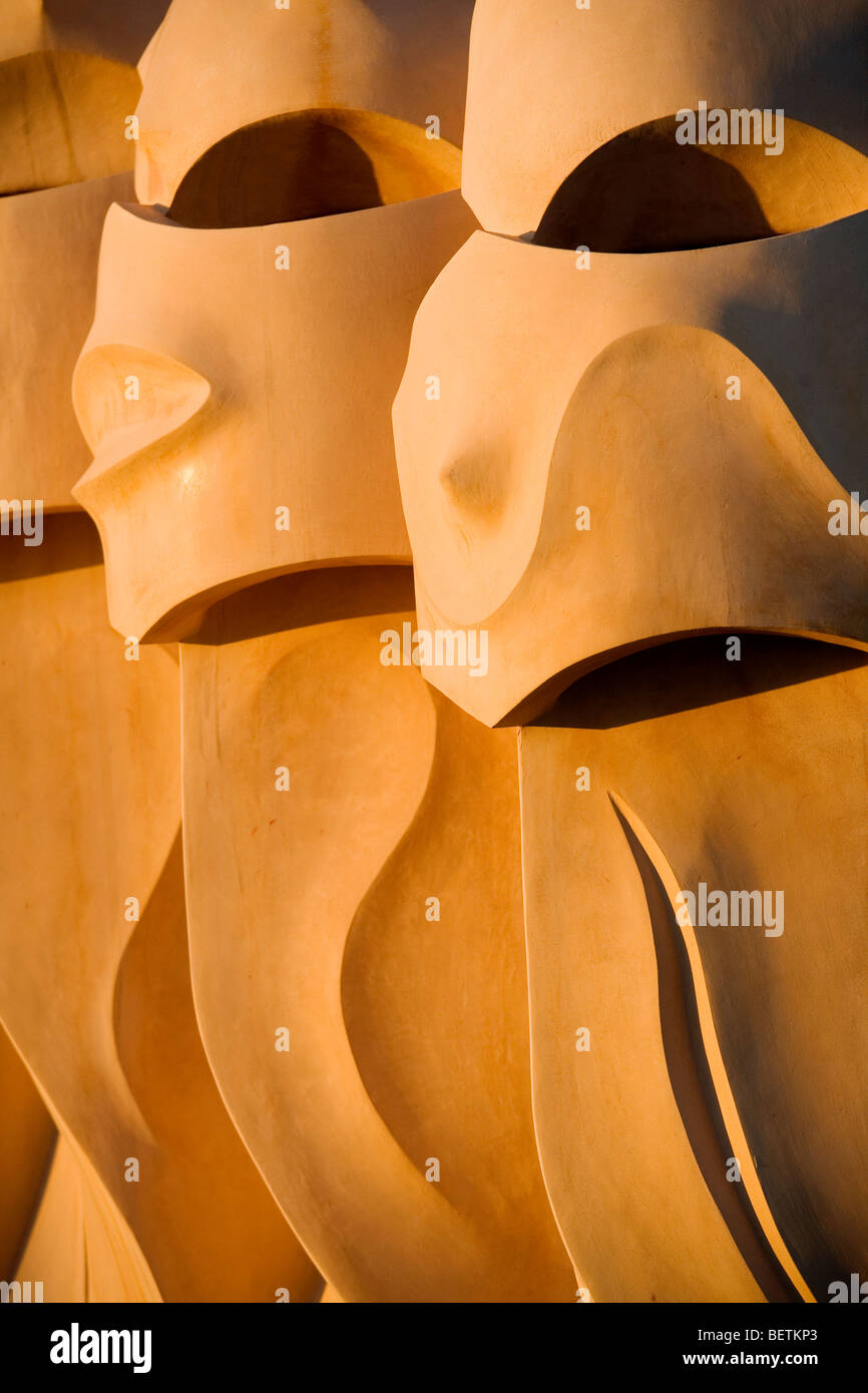 Dettaglio dei camini sul tetto della Casa Milá meglio conosciuta come La Pedrera. Foto Stock