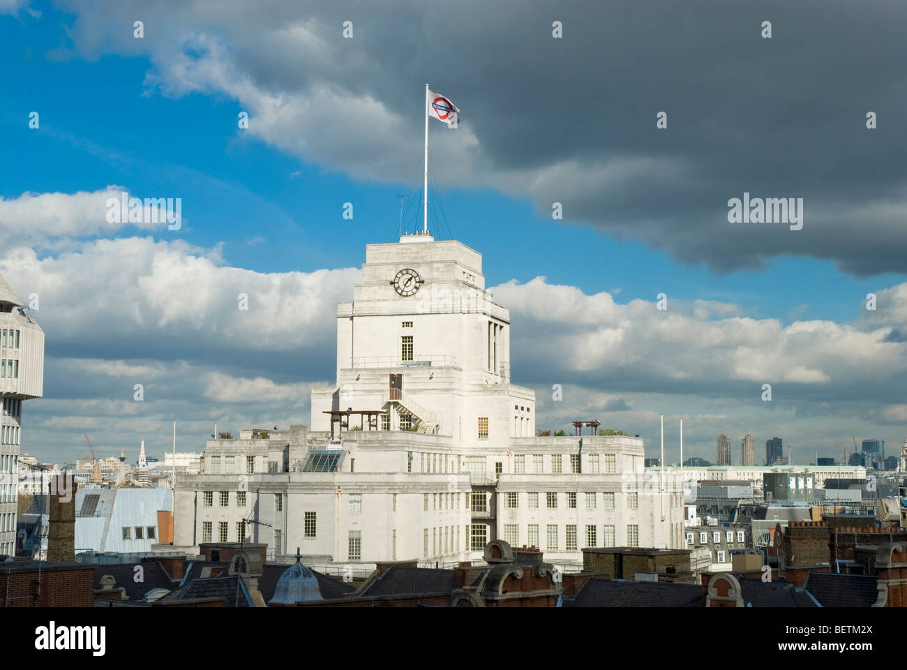 Trasporto per London - London Underground sede sopra Broadway St James Park stazione vasche Foto Stock