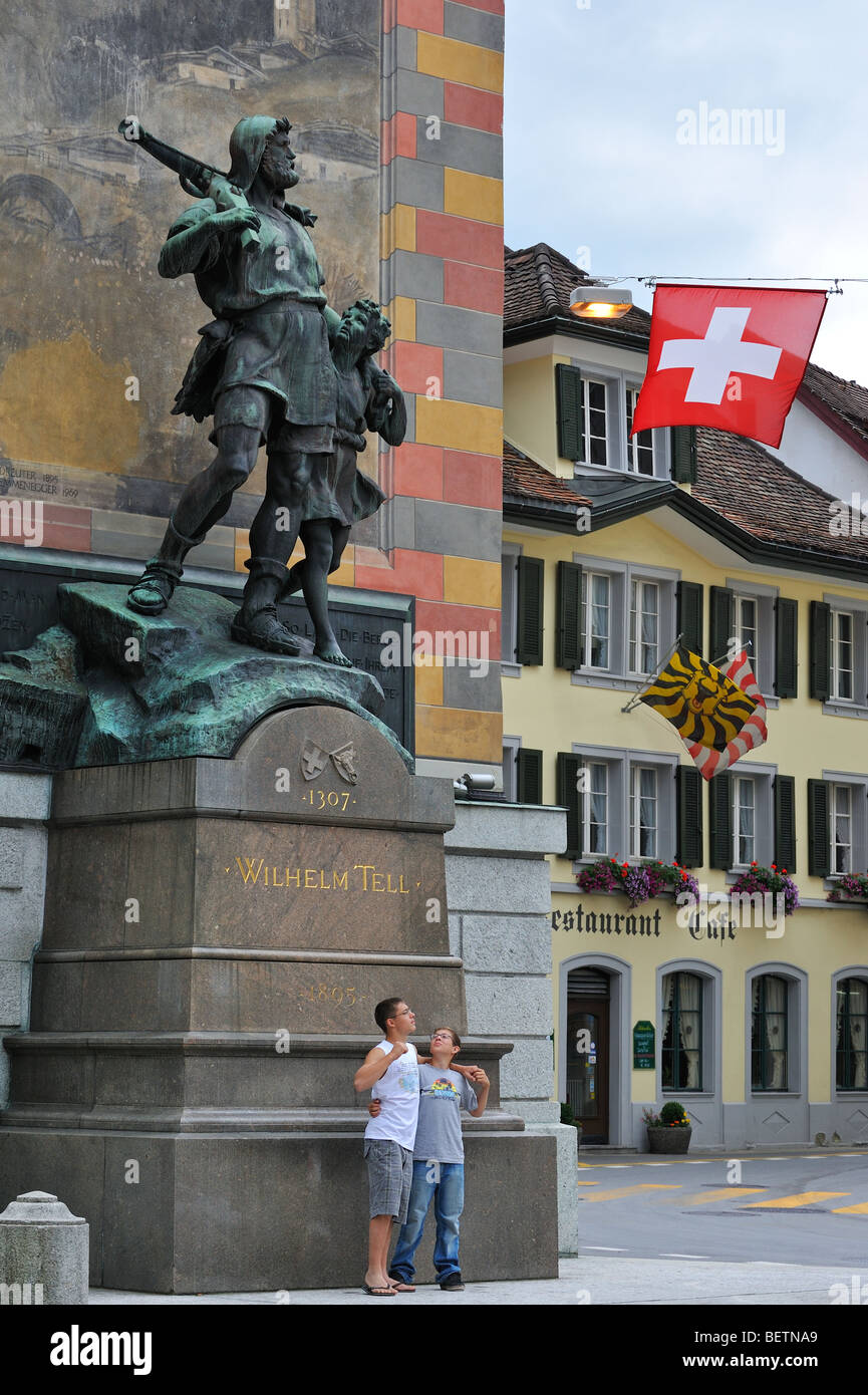 Statua di Swiss folk medievale hero Guglielmo Tell / Wilhelm Tell con  figlio e di tiro con la balestra nella città Altdorf, Uri, Svizzera Foto  stock - Alamy