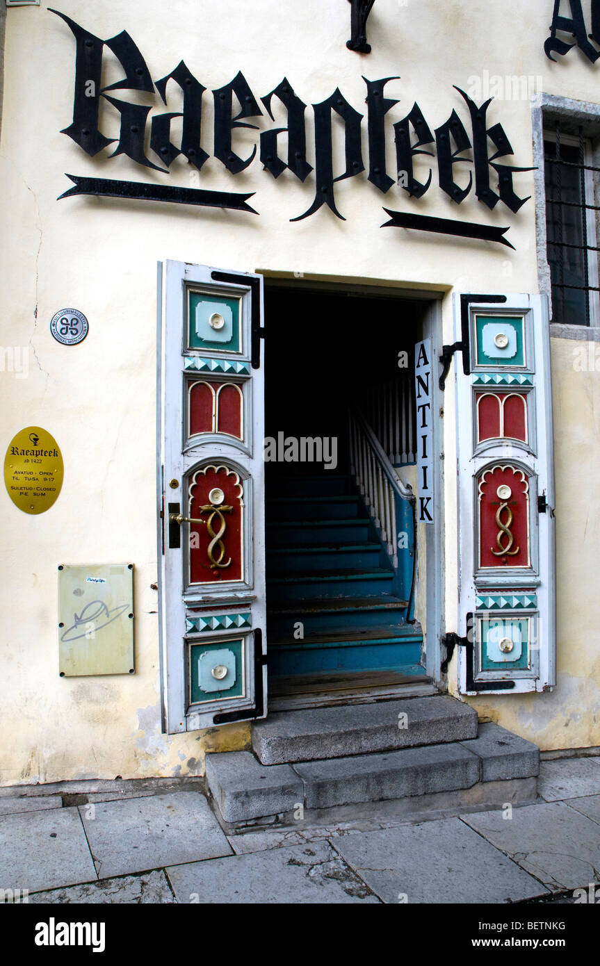 Ingresso della Raeapteek (Consiglio comunale farmacia) a Tallinn in Estonia Foto Stock