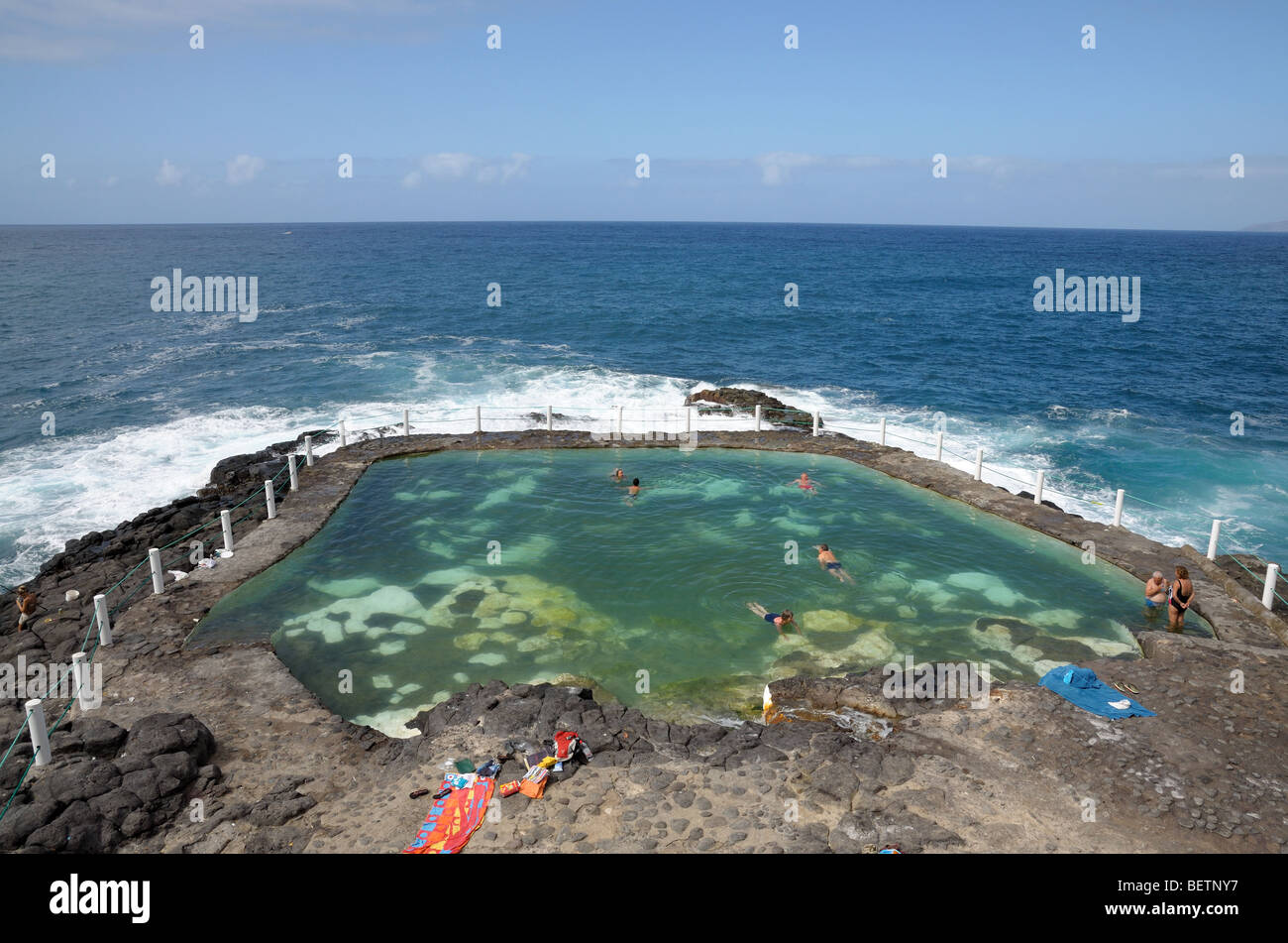 Piscina nella roccia. Costa atlantica di Isola Canarie Tenerife, Spagna Foto Stock