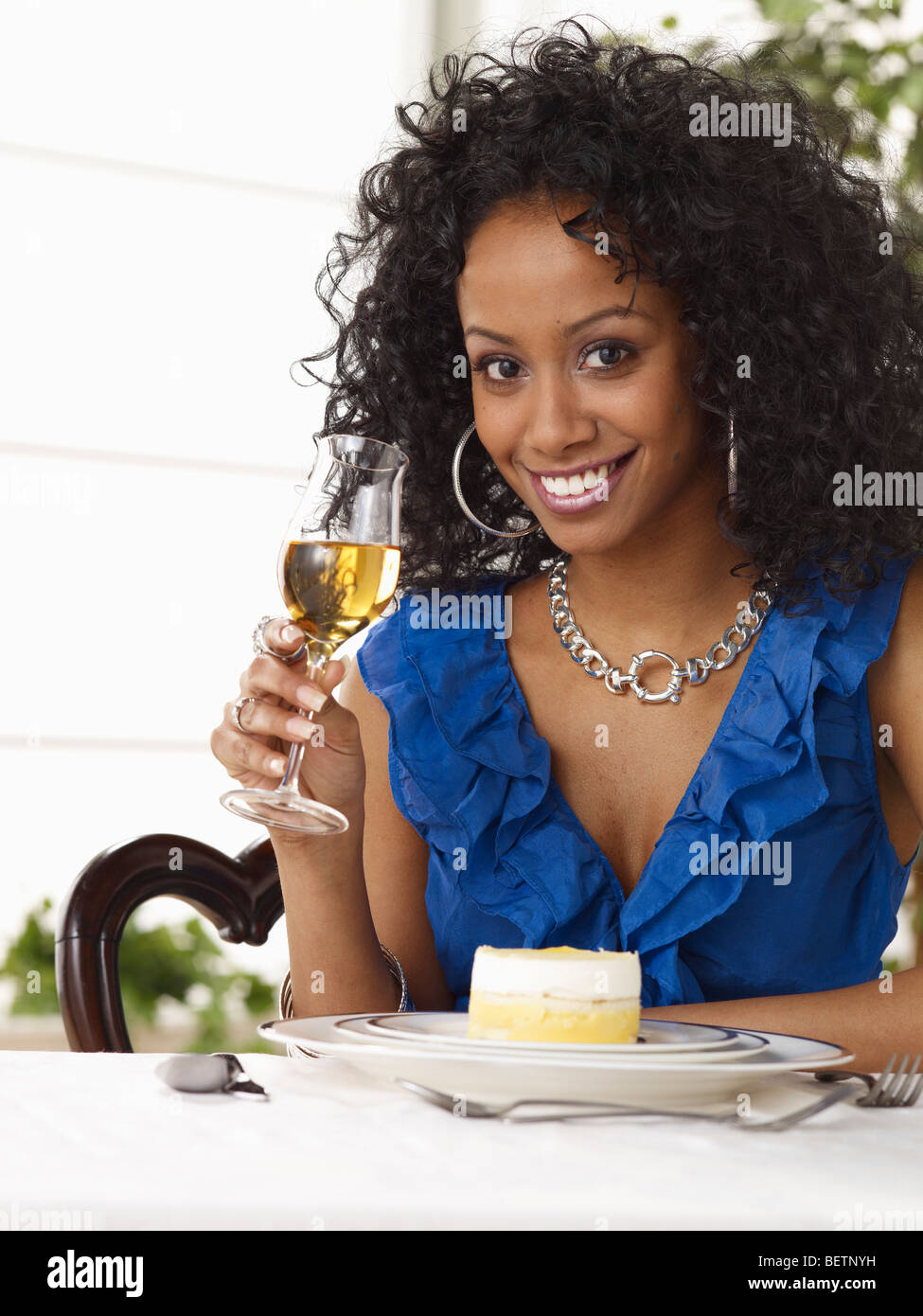 Giovane donna di bere un bicchiere di vino di ghiaccio nel ristorante. Foto Stock