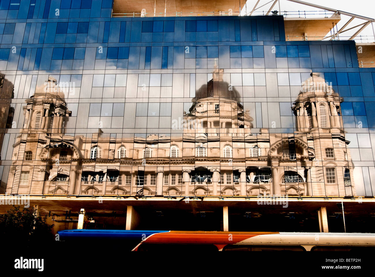 Docks buildingThe Mersey Docks e Palazzo Porto riflessa nella parete di vetro di un nuovo edificio di appartamenti a isola di Mann in Liverpool. Foto Stock