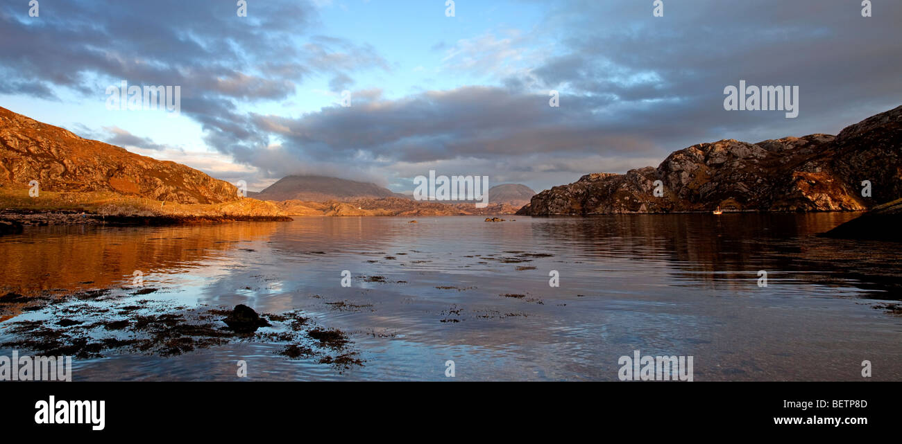 Golden luce della sera a Loch Inchard da Kinlochbervie, Sutherland, Scozia Foto Stock