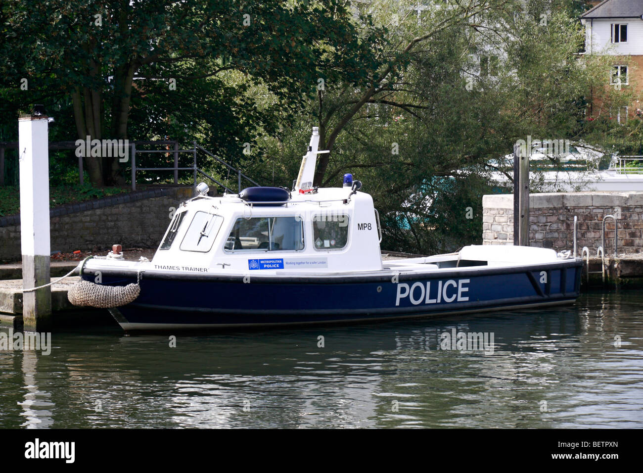 Un piccolo polizia chiatta ormeggiata a Teddington Lock, UK. Foto Stock