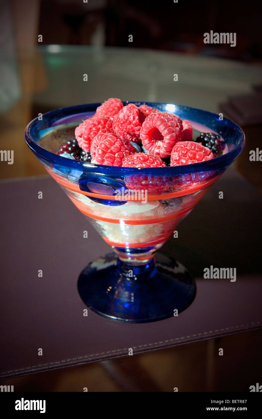 Ciotola di frutta estiva, lamponi e more. Foto Stock