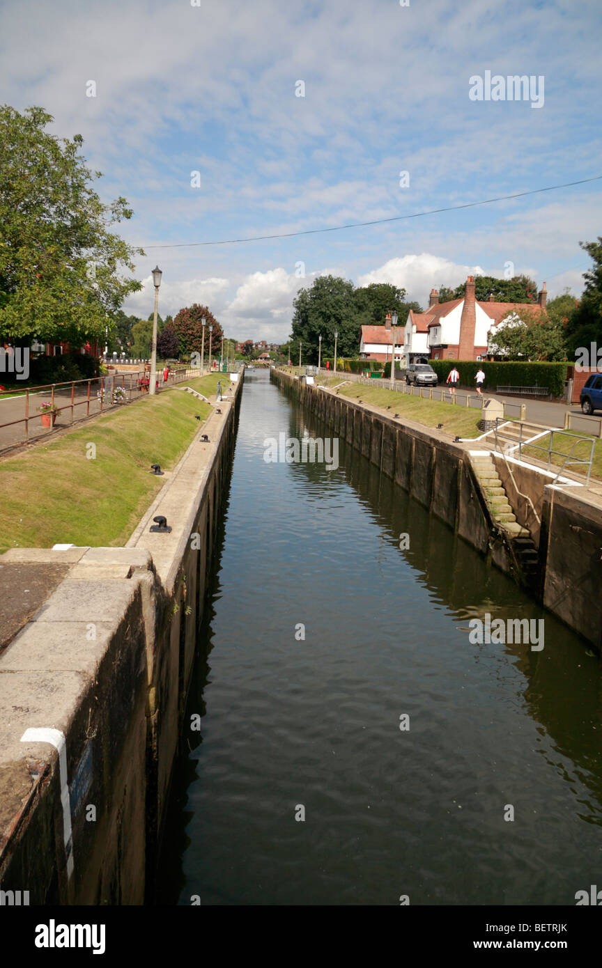 Un grande blocco di chiatta a Teddington Lock, Richmond Regno Unito. Foto Stock