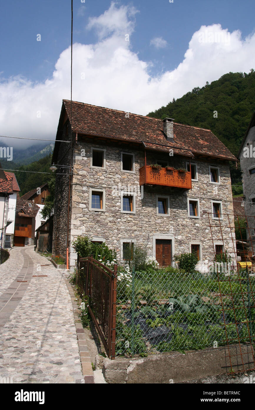 Strada tranquilla nel villaggio alpino di Pesariis, Carnia, Friuli, Nord Italia Foto Stock
